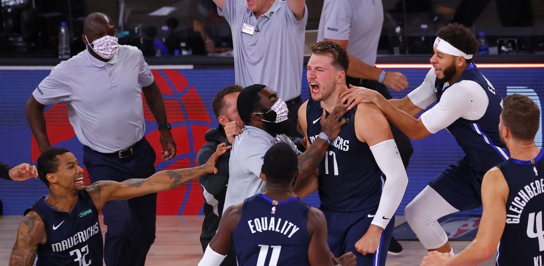 Luka Doncic celebra la canasta ganadora ante los Clippers