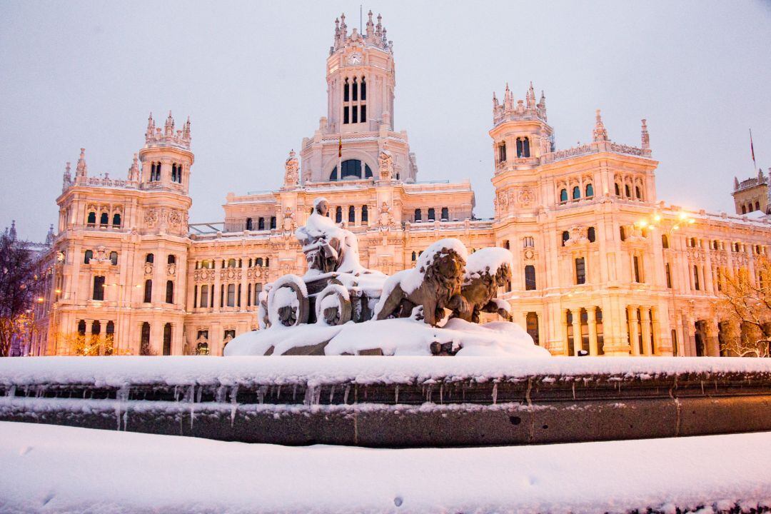 Fuente de Cibeles durante la gran nevada provocada por la borrasca ‘Filomena’,  en Madrid (España), a 9 de enero de 2021.