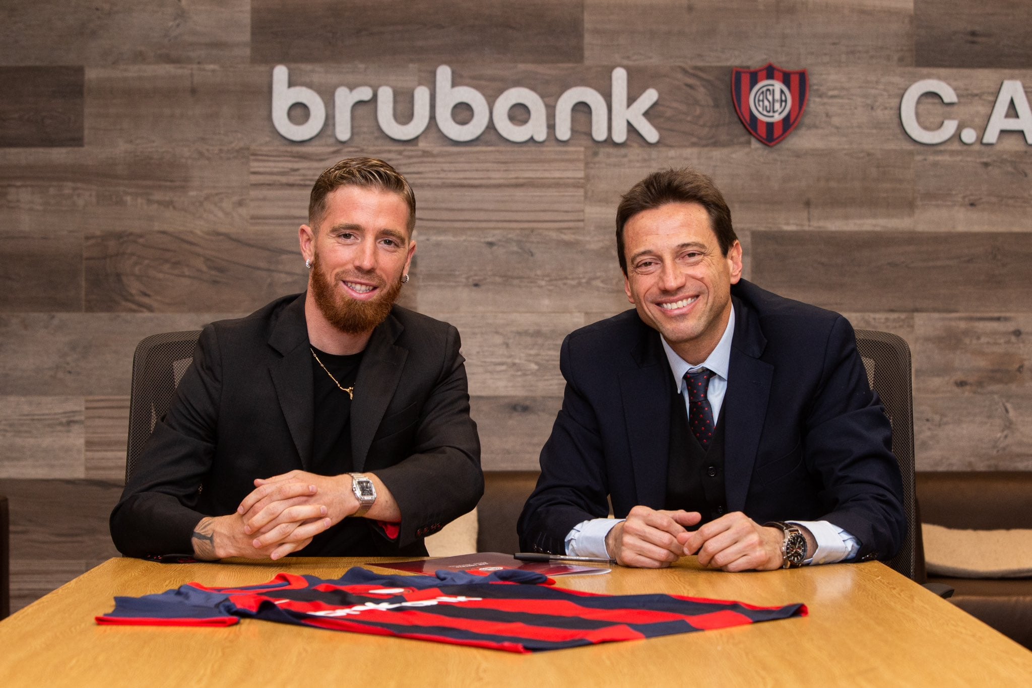 Iker Muniain firma su nuevo contrato con San Lorenzo