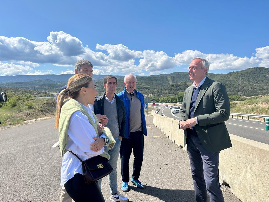 Jorge Azcón junto a miembros del PP en Lanave