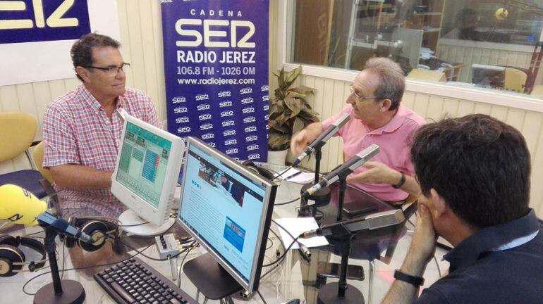 García Bermúdez, Salvador León y Manolo Pareja, en los estudios de Radio Jerez