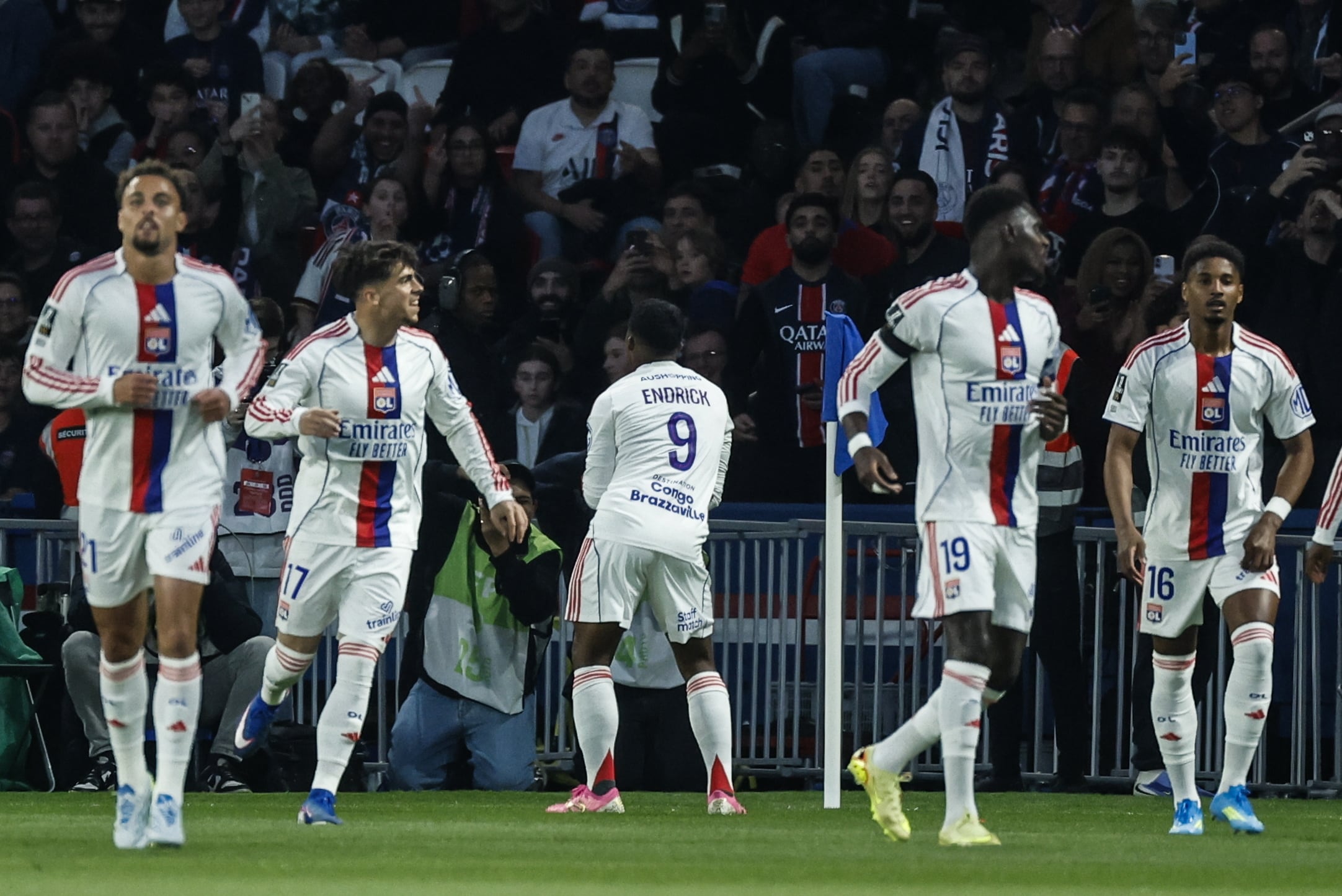 PARIS (France), 19/04/2026.- Endrick (C) of Lyon celebrates after scoring the 0-1 goal during the French Ligue 1 soccer match between PSG and Olympique Lyonnais in Paris, France, 19 April 2026 (Francia) EFE/EPA/MOHAMMED BADRA
