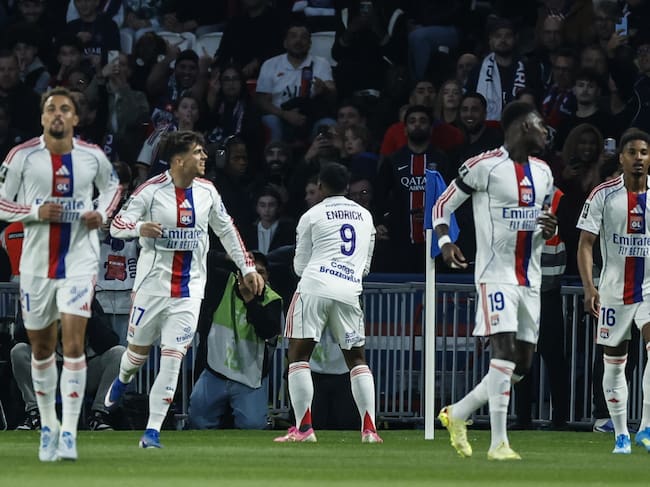 PARIS (France), 19/04/2026.- Endrick (C) of Lyon celebrates after scoring the 0-1 goal during the French Ligue 1 soccer match between PSG and Olympique Lyonnais in Paris, France, 19 April 2026 (Francia) EFE/EPA/MOHAMMED BADRA