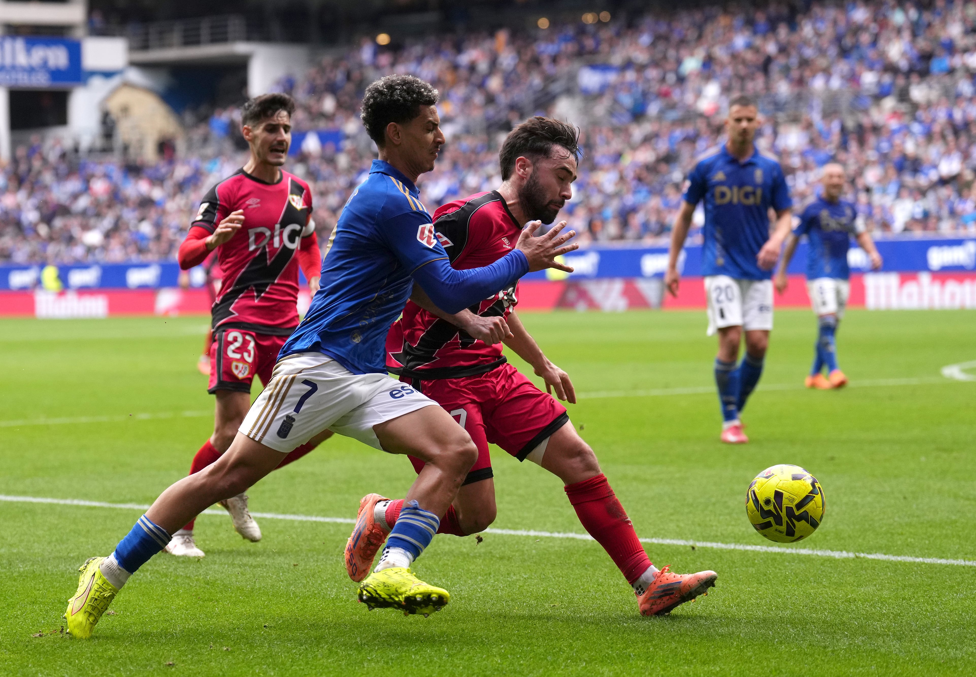 OVIEDO, SPAIN - NOVEMBER 23: Isi Palazon of Rayo Vallecano battles for possession with Ilyas Chaira of Real Oviedo during the LaLiga EA Sports match between Real Oviedo and Rayo Vallecano de Madrid at Carlos Tartiere on November 23, 2025 in Oviedo, Spain. (Photo by Juan Manuel Serrano Arce/Getty Images)