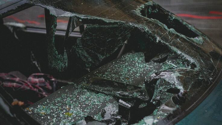 Incendio de una furgoneta provoca grandes llamas y calcina dos coches en la Avenida de Zarautz en Donostia