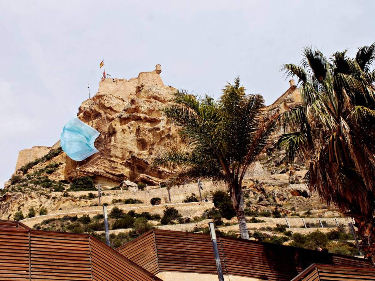 Una mascarilla sanitaria para la "cara del moro", con Óscar Llopis, Rafa Sellers y Paco Rodríguez Valderrama, en Hoy por Hoy Alicante