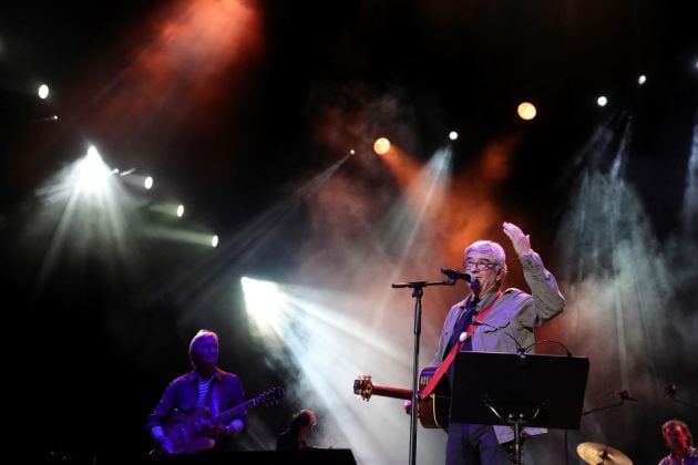 El cantante Bernardo Fuster durante su actuación.