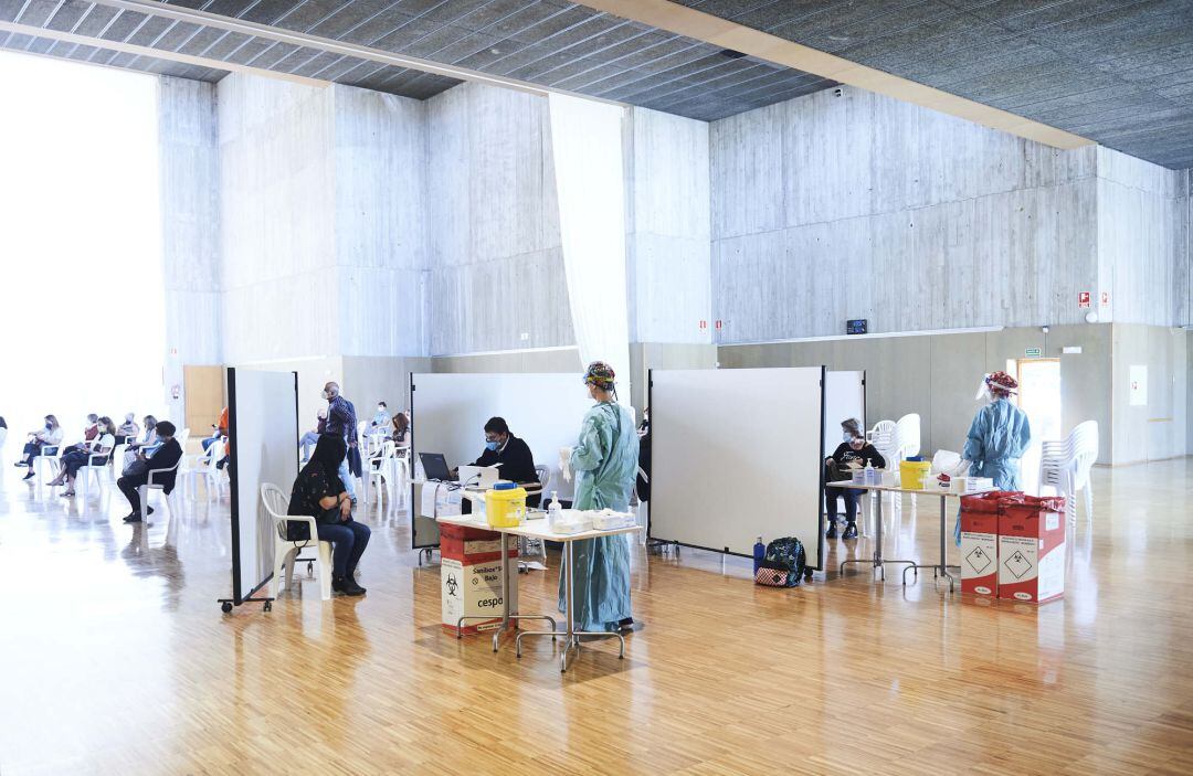 Archivo - Dispositivo de vacunación contra el Covid en Cantabria