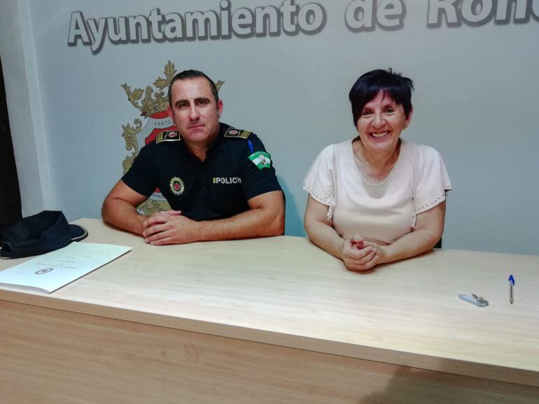 Miguel Ángel Cintado, jefe de la Policía Local de Ronda junto a la edil de Seguridad Ciudadana, Fca. González