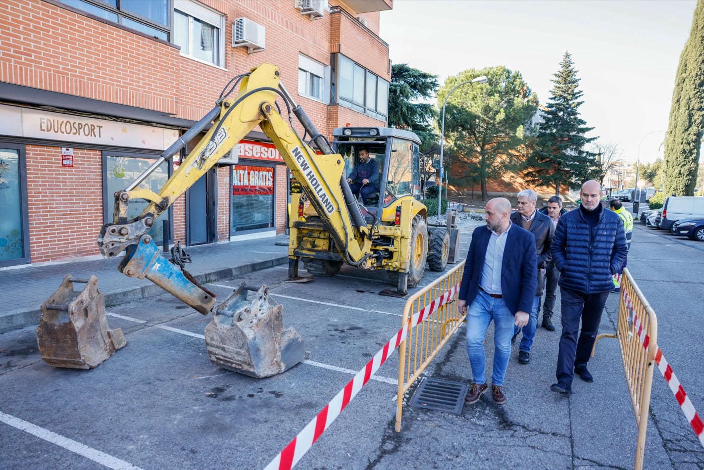 Los trabajos, que incluyen la renovación y nuevo trazado de aceras, la pavimentación de las calles, una nueva red de alumbrado, dotación de mobiliario urbano y señalización en las calles, han comenzado por la calle Camilo José Cela y se ha estimado una duración de 5 meses