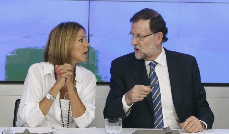El presidente del Gobierno, Mariano Rajoy, conversa con la secretaria general del PP, María Dolores de Cospedal, al inicio de una reunión del Comité Ejecutivo del partido