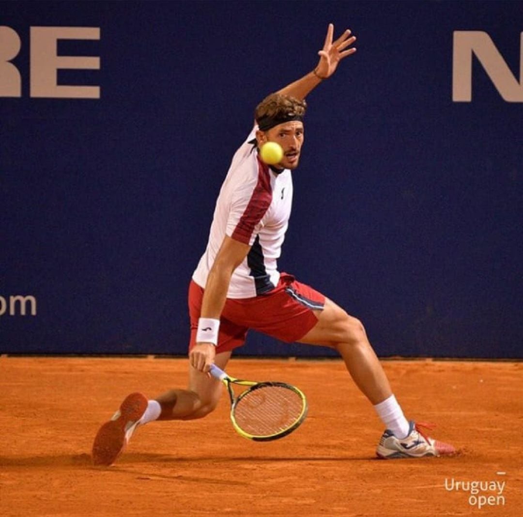 Mario Vilella devuelve una pelota en el Open de Uruguay