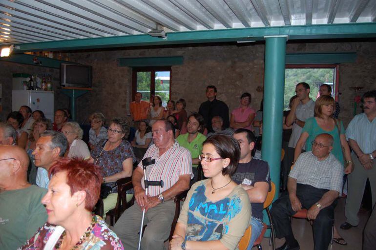 Una reunió de poble de veïns de Santa Coloma a la casa Quim Dolsa.