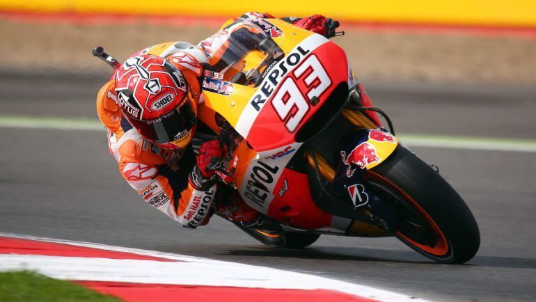 Márquez gira con su moto en Silverstone