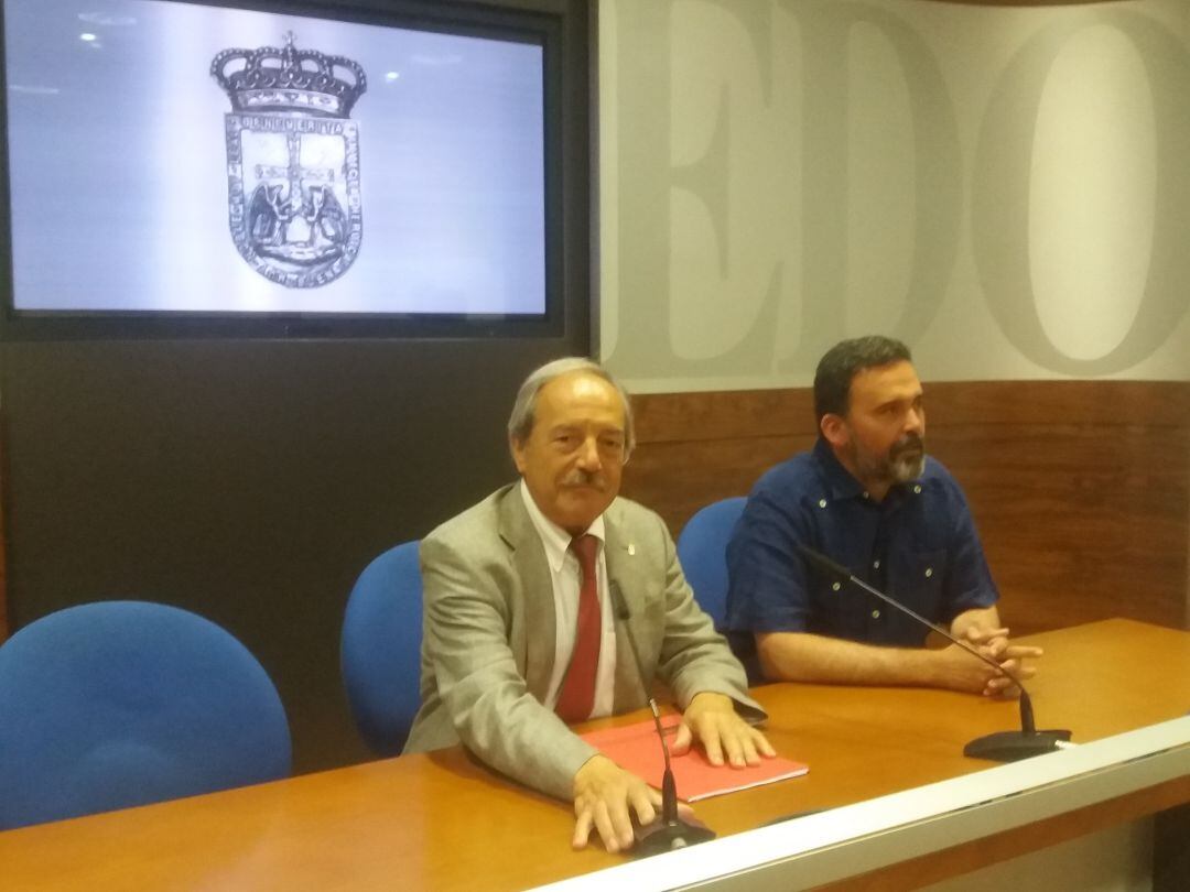 Wenceslao López, portavoz del PSOE y el concejal socialista, Ricardo Fernández en la sala de prensa del Ayuntamiento de Oviedo