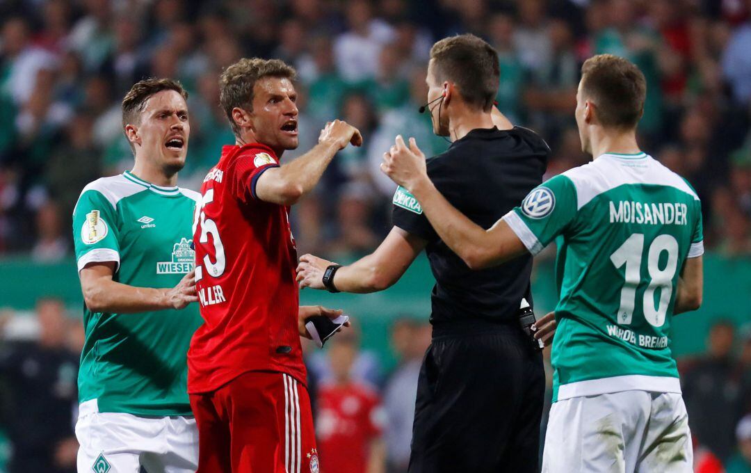 Momento del penalti durante la semifinal entre el Bayern y el Bremen. 