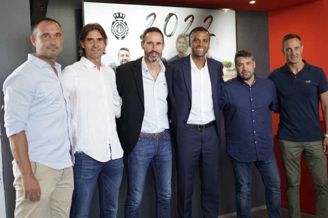El ex consejero delegado del Real Mallorca, Maheta Molango, con el staff técnico.