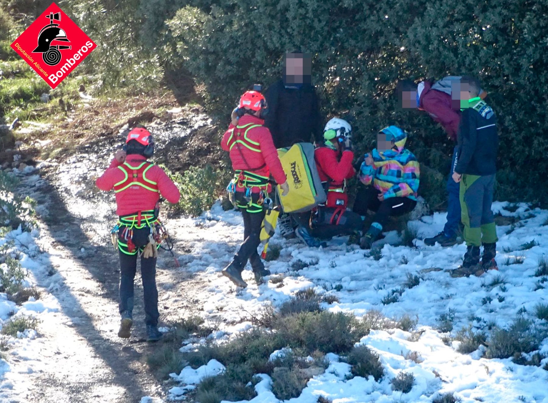 Un instante del rescate de los bomberos de la persona accidentada