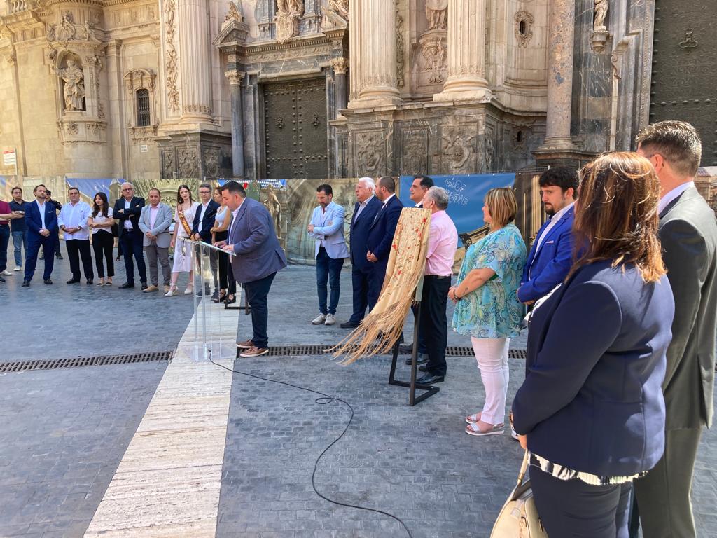 La presentación del cartel anunciador ha tenido lugar en la plaza Belluga de Murcia