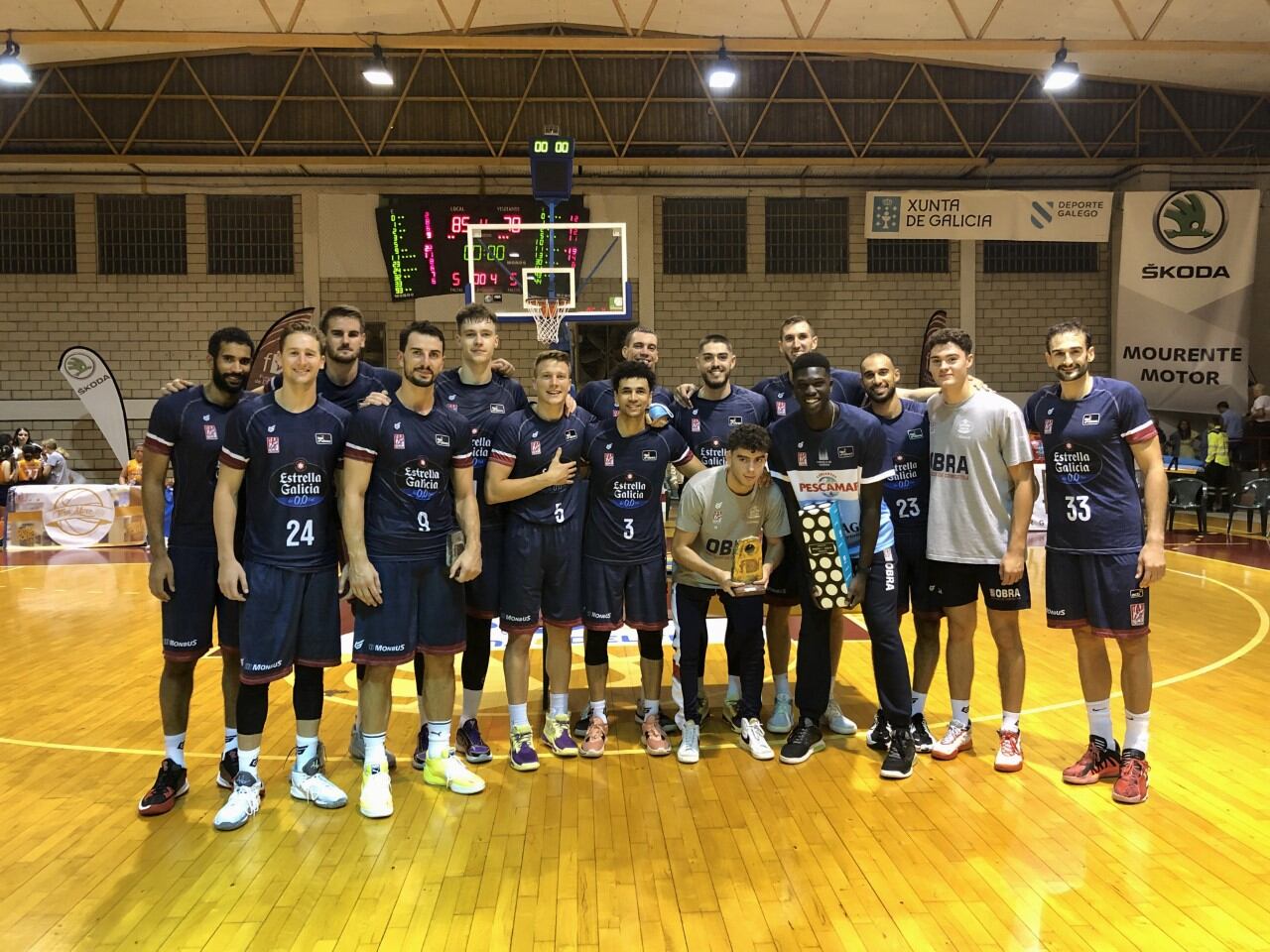 Los jugadores del Obradoiro posan tras ganar el EncestaRías