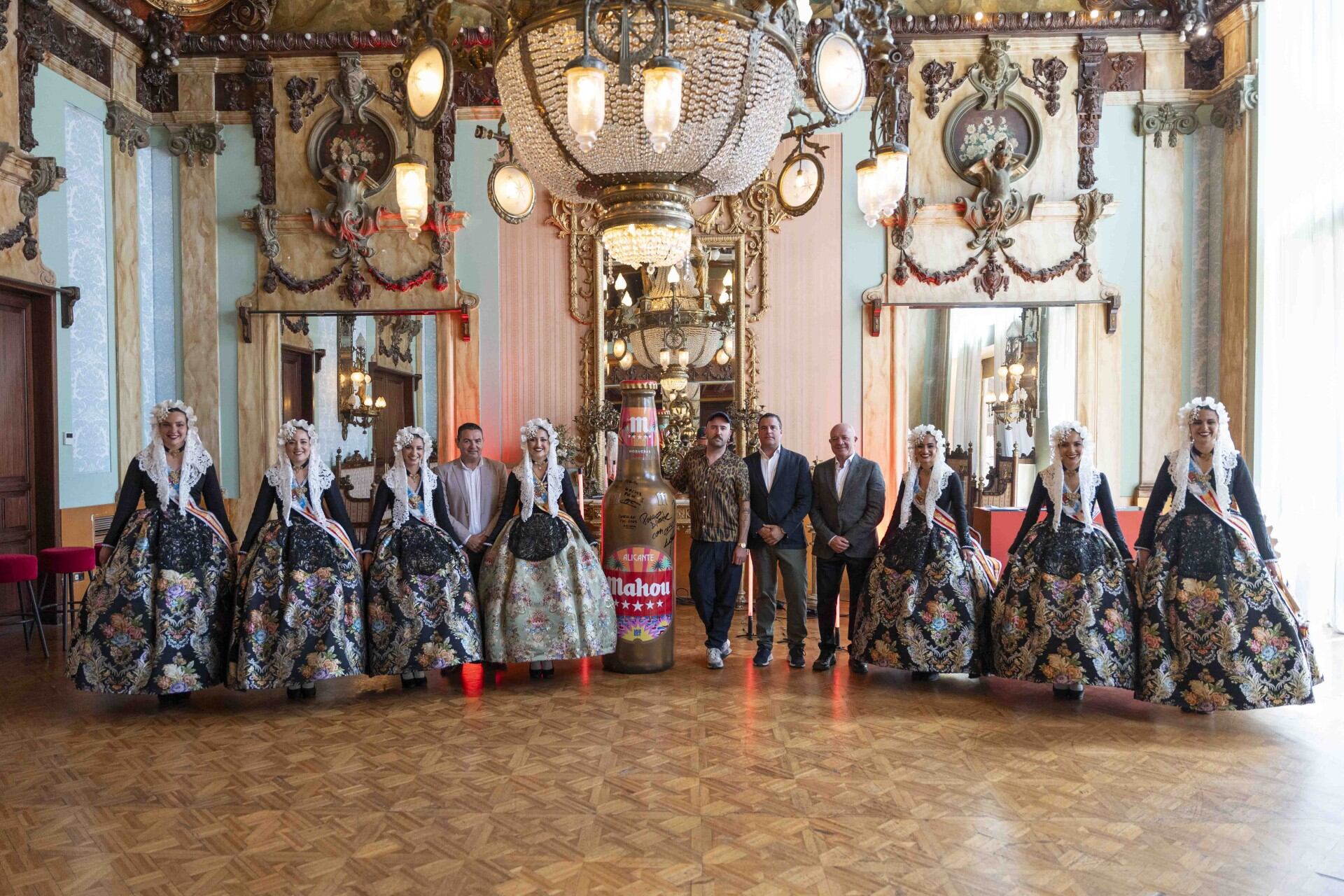 Mahou da la bienvenida a Hogueras 2025 presentando su nueva Edición Especial.