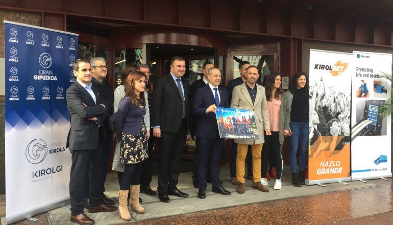 Organizadores y patrocinadores posan en el exterior del hotel donde ha tenido lugar la presentación