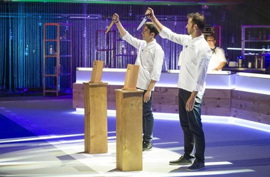 David García sacando el cuchillo dorado de &#039;Top Chef&#039; que lo convertía en ganador