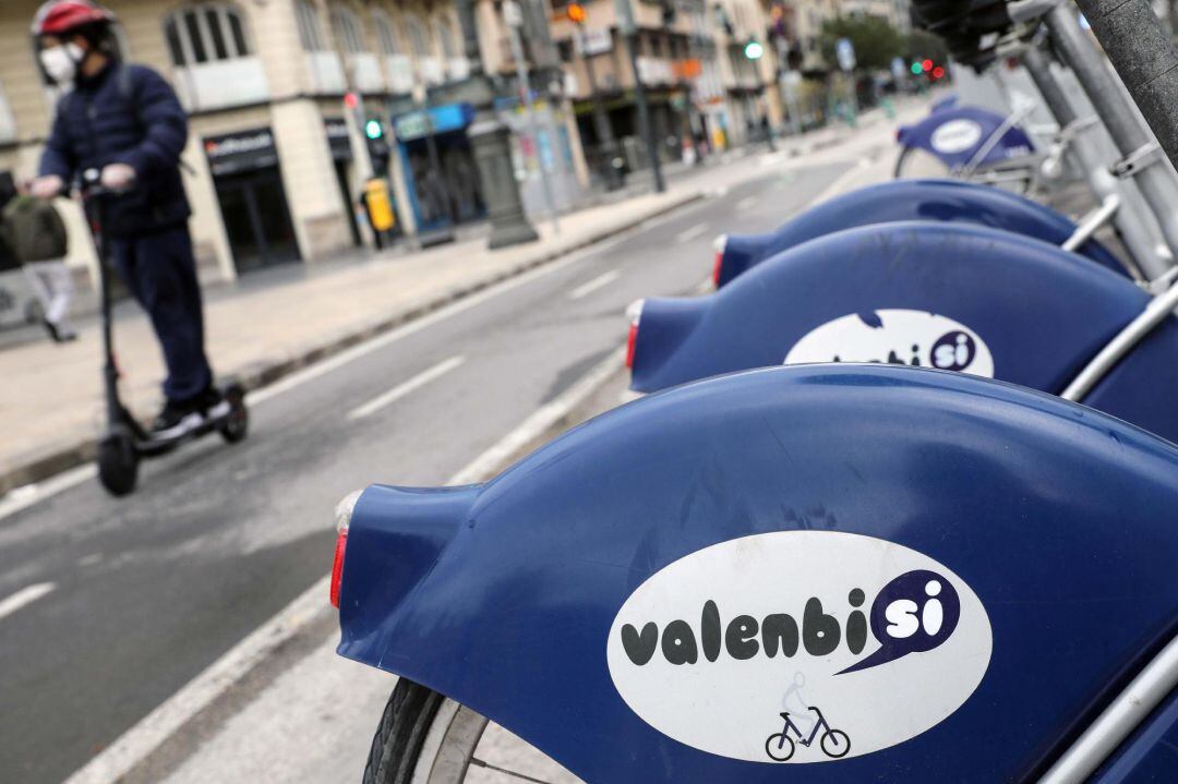 Un terminal de una de las estaciones del servicio público de alquiler de bicicletas Valenbisi, que se encuentran inoperativas debido a la crisis del coronavirus.