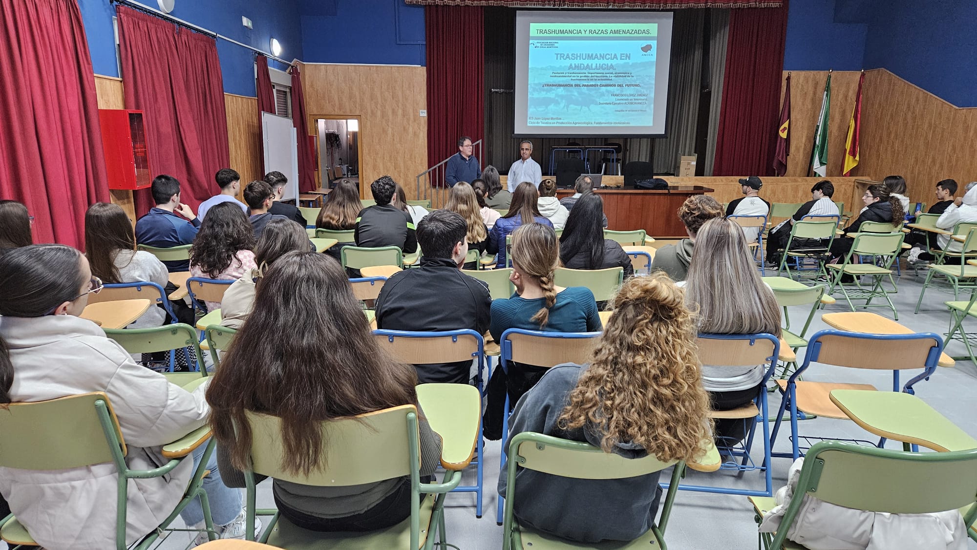 Otro momento de la charla ante los alumnos/as de 2º de bachillerato y del ciclo de agroecología