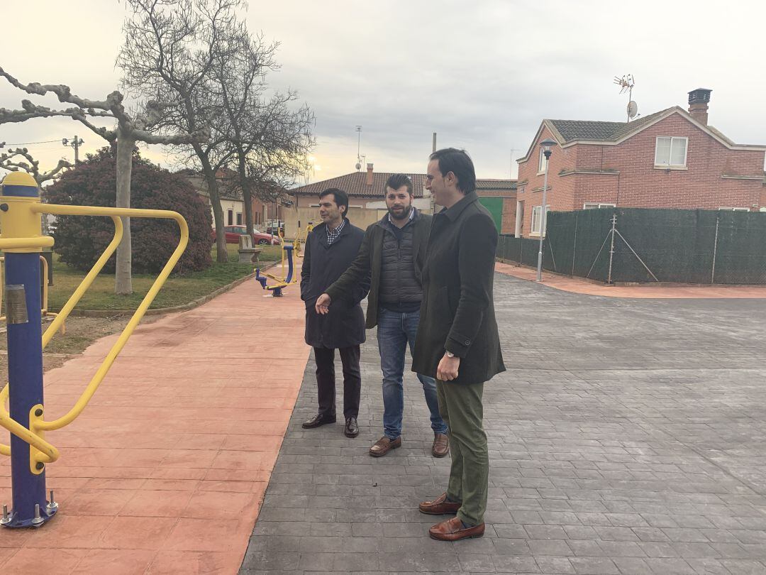 Los concejales de Hacienda y Urbanismo, junto al Alcalde de la villa, en Rodilana