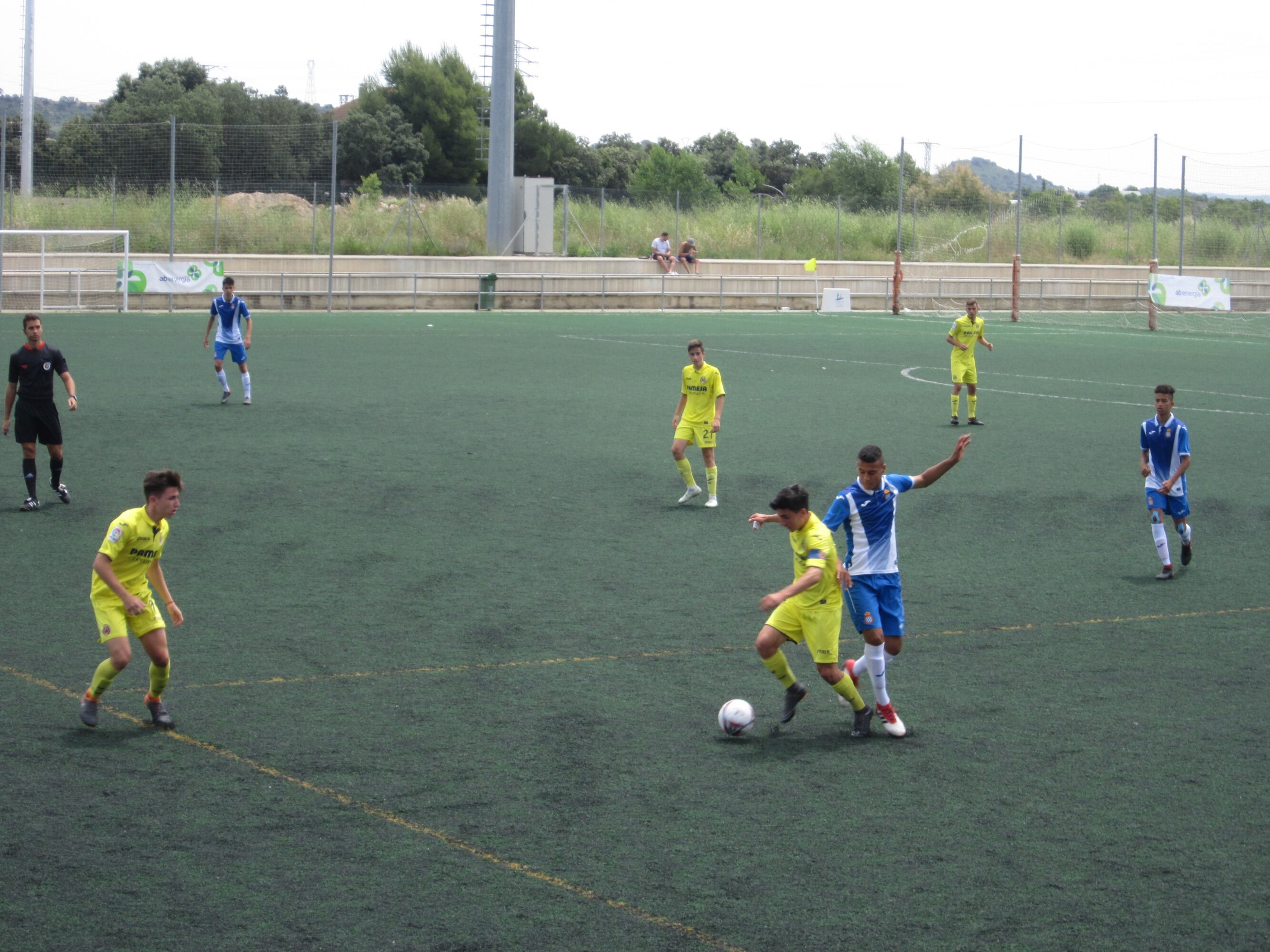 El campo de fútbol de césped artificial tiene una alta ocupación. 