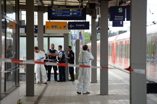 Investigadores forenses inspeccionan un vagón de tren en la estación de Grafing, cerca de Múnich