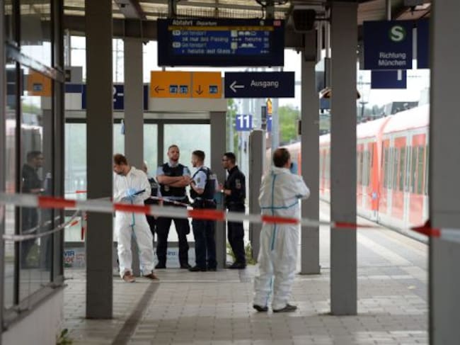 Investigadores forenses inspeccionan un vagón de tren en la estación de Grafing, cerca de Múnich