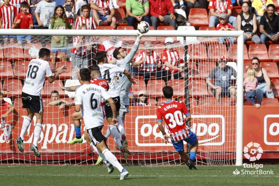 Queipo observa cómo el portero del Burgos Caro evita el gol del Sporting.