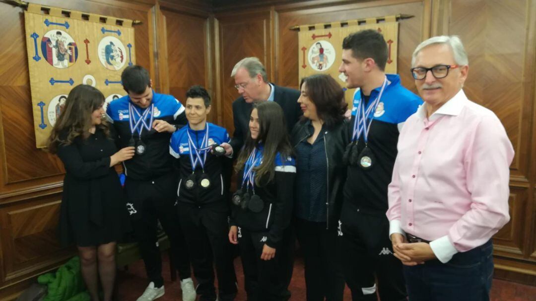 Los luchadores muestran las medallas conseguidas