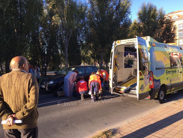 Los servicios de emergencia asisten a la atropellada