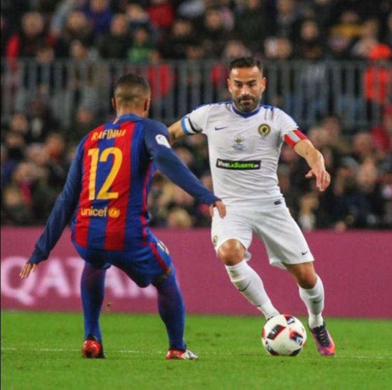 Paco Peña intenta superar a un jugador del FC Barcelona, en el partido de Copa