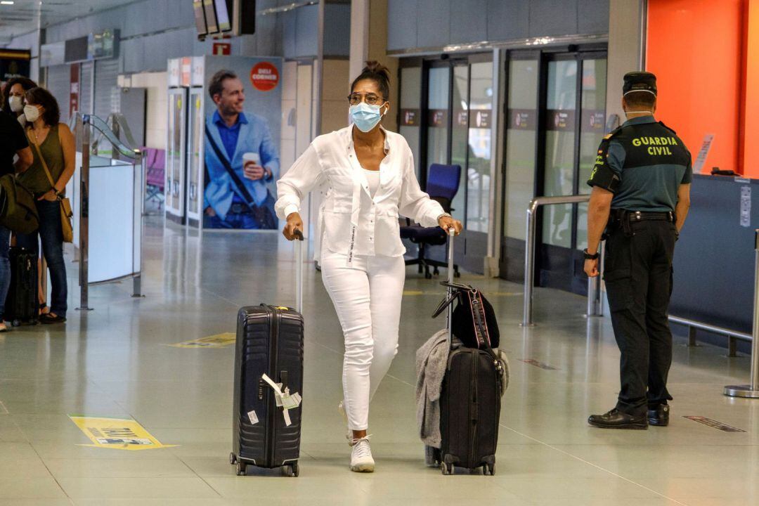 Primeros turistas de un vuelo de Alemania a su llegada al aeropuerto de Ibiza este miércoles.