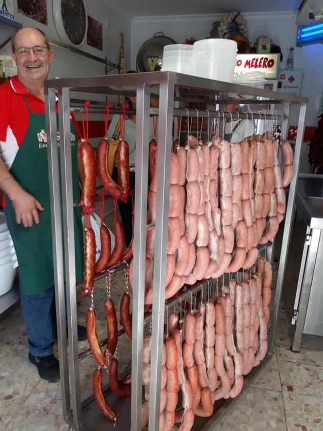 Paco Melero, junto a las ristras de embutidos que han rellenado esa mañana