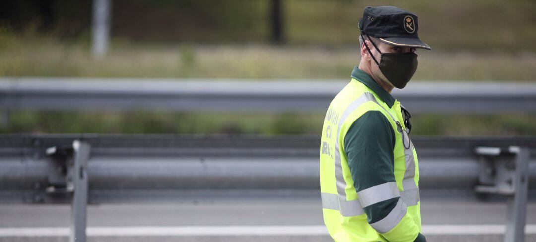 Un guardia civil protegido con una mascarilla.