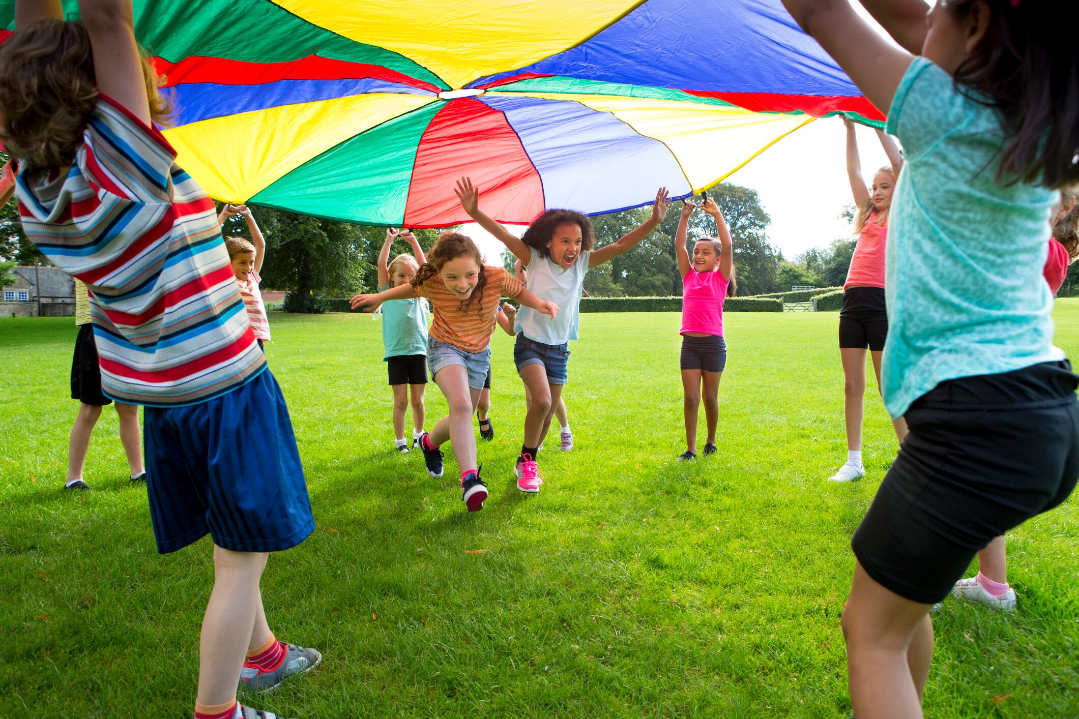 Un grupo de niños disfrutan de un juego al aire libre.