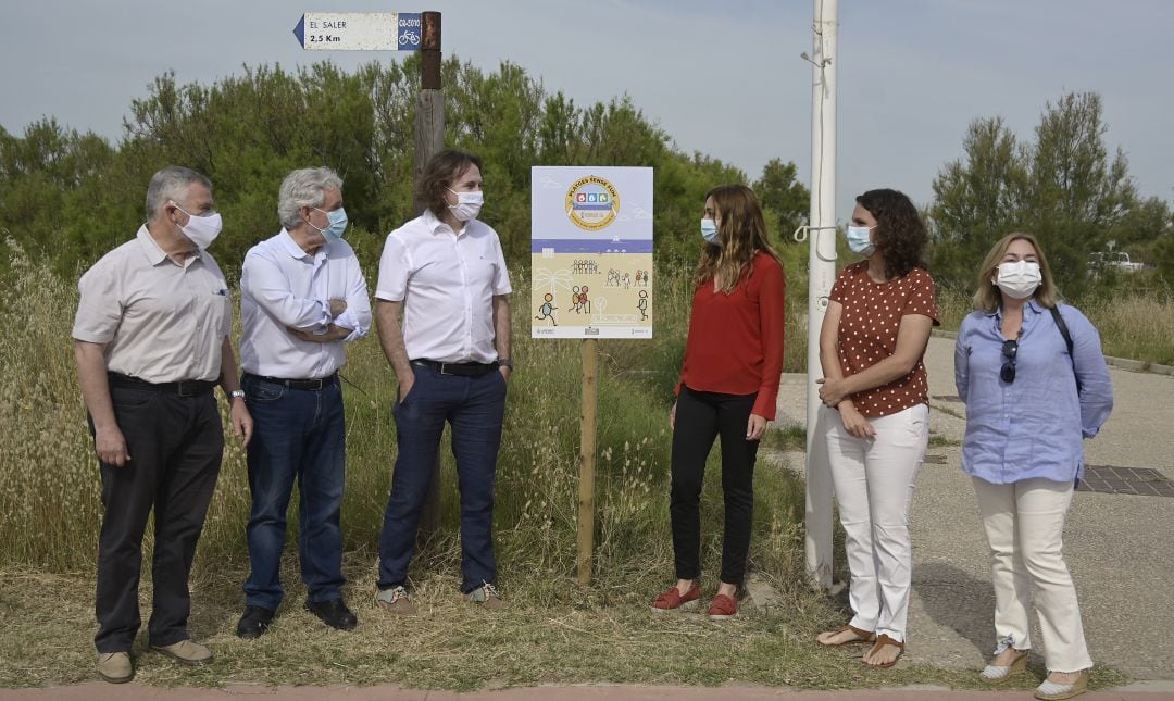 El concejal de Playas del Ayuntamiento de València, Giuseppe Grezzi, (tercero por la izquierda), durante la presentación de las "Playas sin humos".
