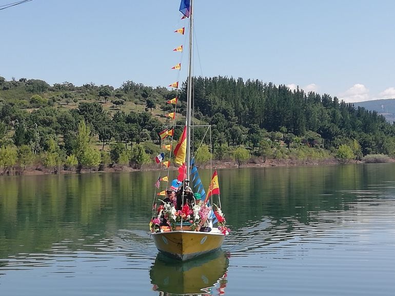 Ofrenda sobre las aguas del embalse de Bárcena