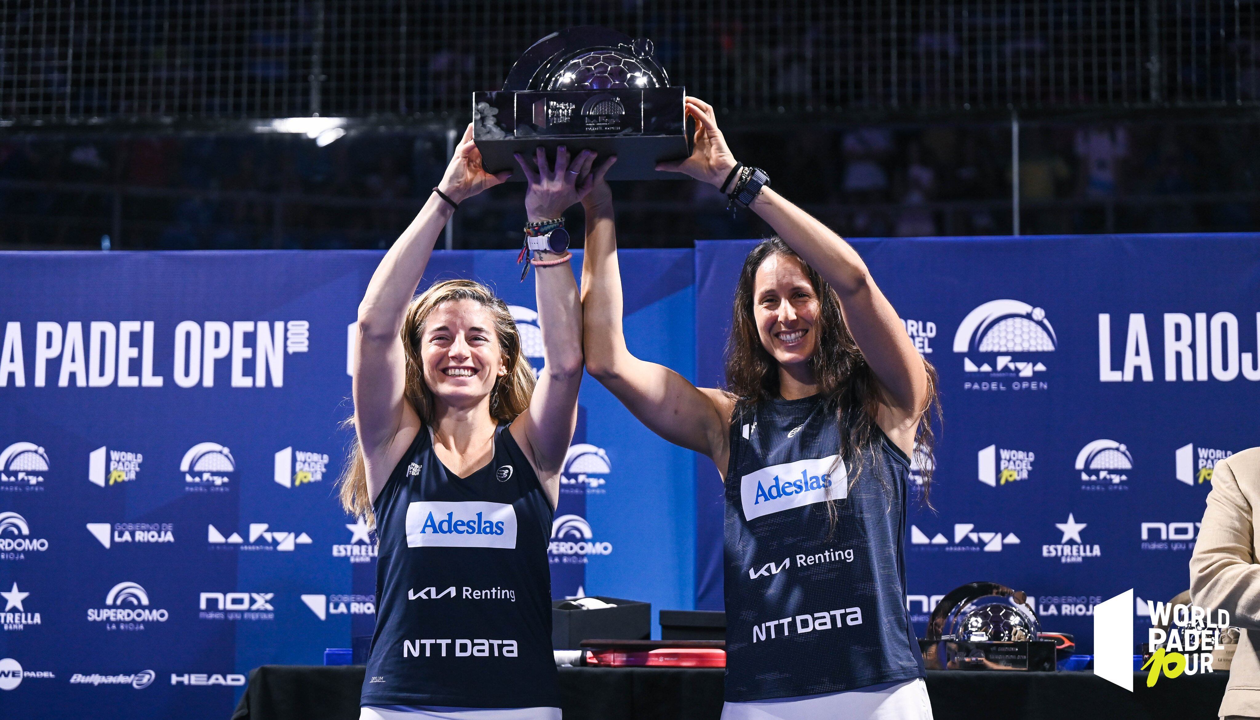 Triay i Salazar aixequen el trofeig conquerit a l'Argentina.