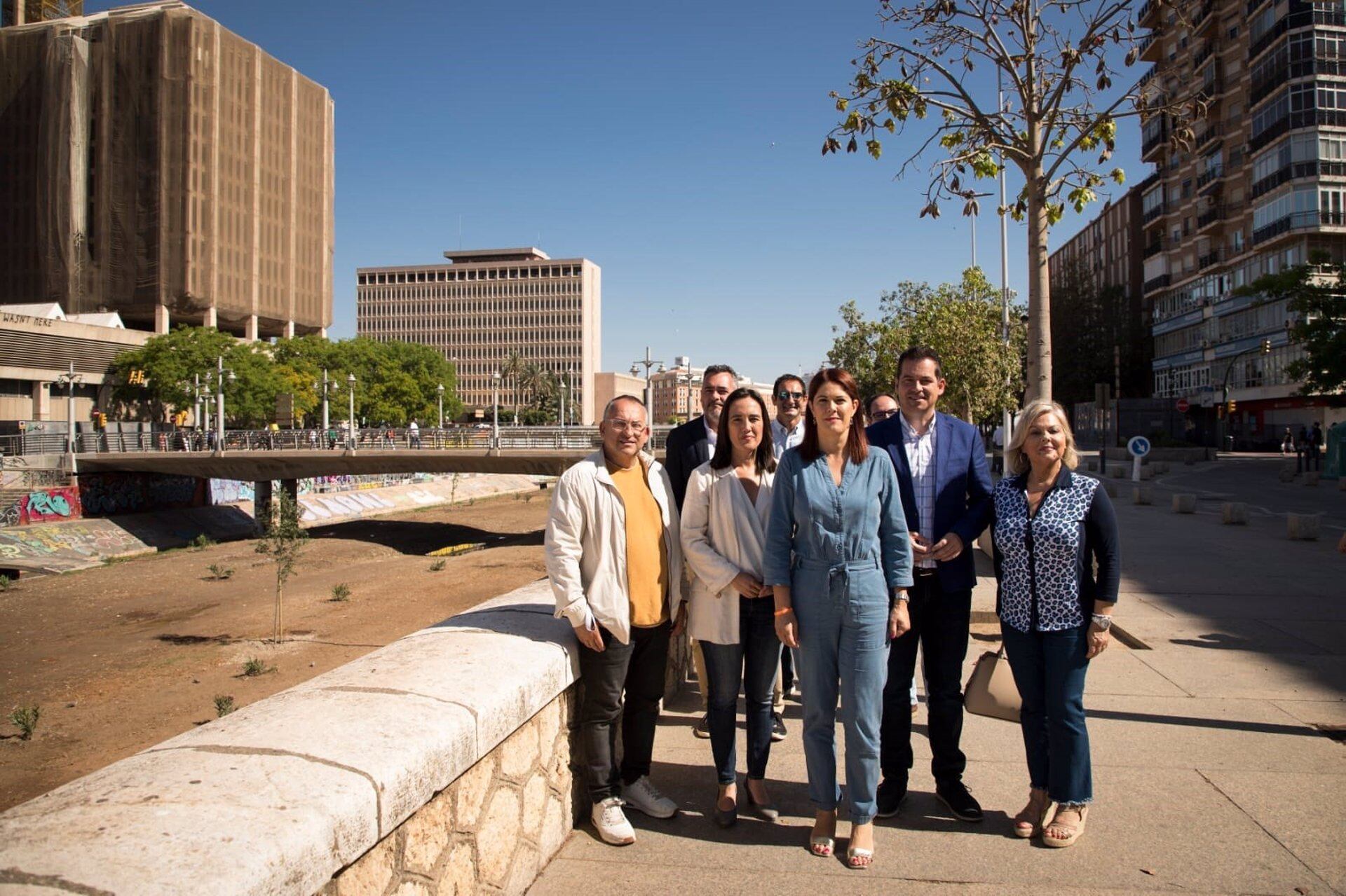 La candidata de CS a la Alcaldía de Málaga, Noelia Losada, acompañada otros miembros de la lista presenta propuestas electorales para el río Guadalmedina