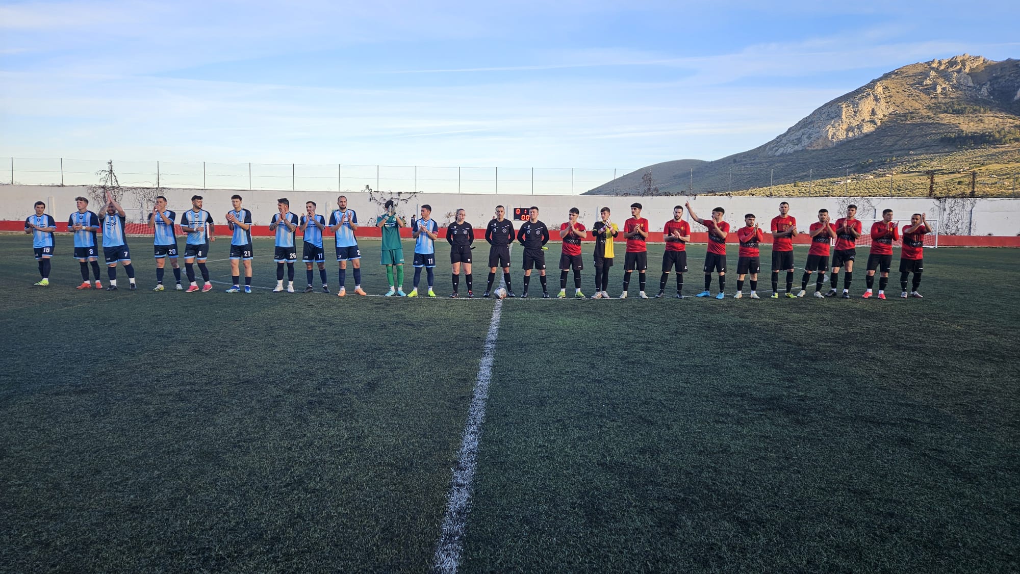 Saludo inicial de los dos equipos, Jódar C.F. y el C.D. Arroyo del Ojanco C.F. , y el trío arbitral