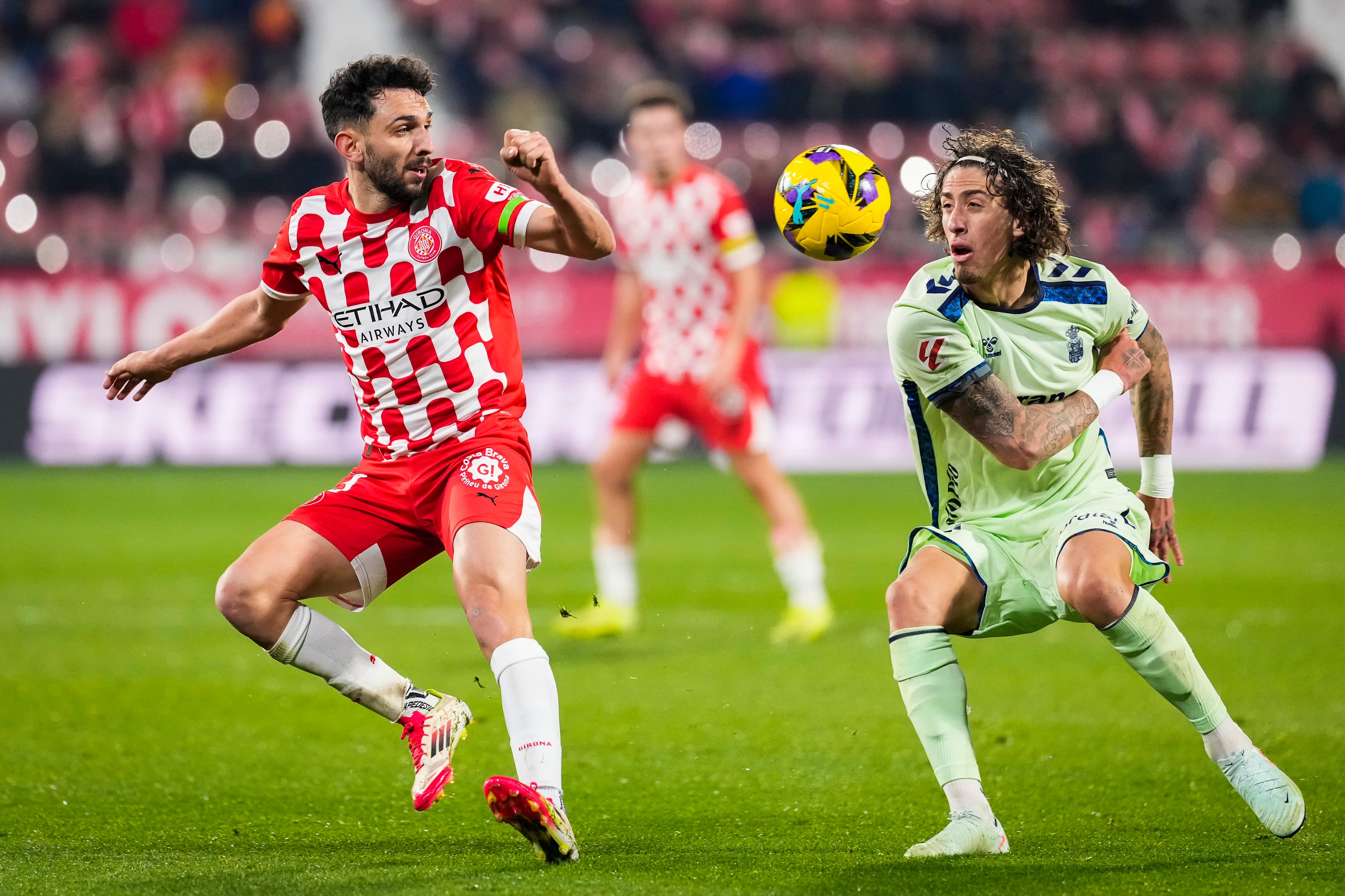 GIRONA, 03/02/2025.- El delantero portugués de Las Palmas, Fabio Silva (d), disputa el balón ante el centrocampista del Girona, Iván Martín, durante el encuentro correspondiente a la jornada 22 de Laliga EA Sports que disputan hoy lunes Girona y Las Palmas en el estadio de Montilivi, en Girona. EFE / David Borrat.
