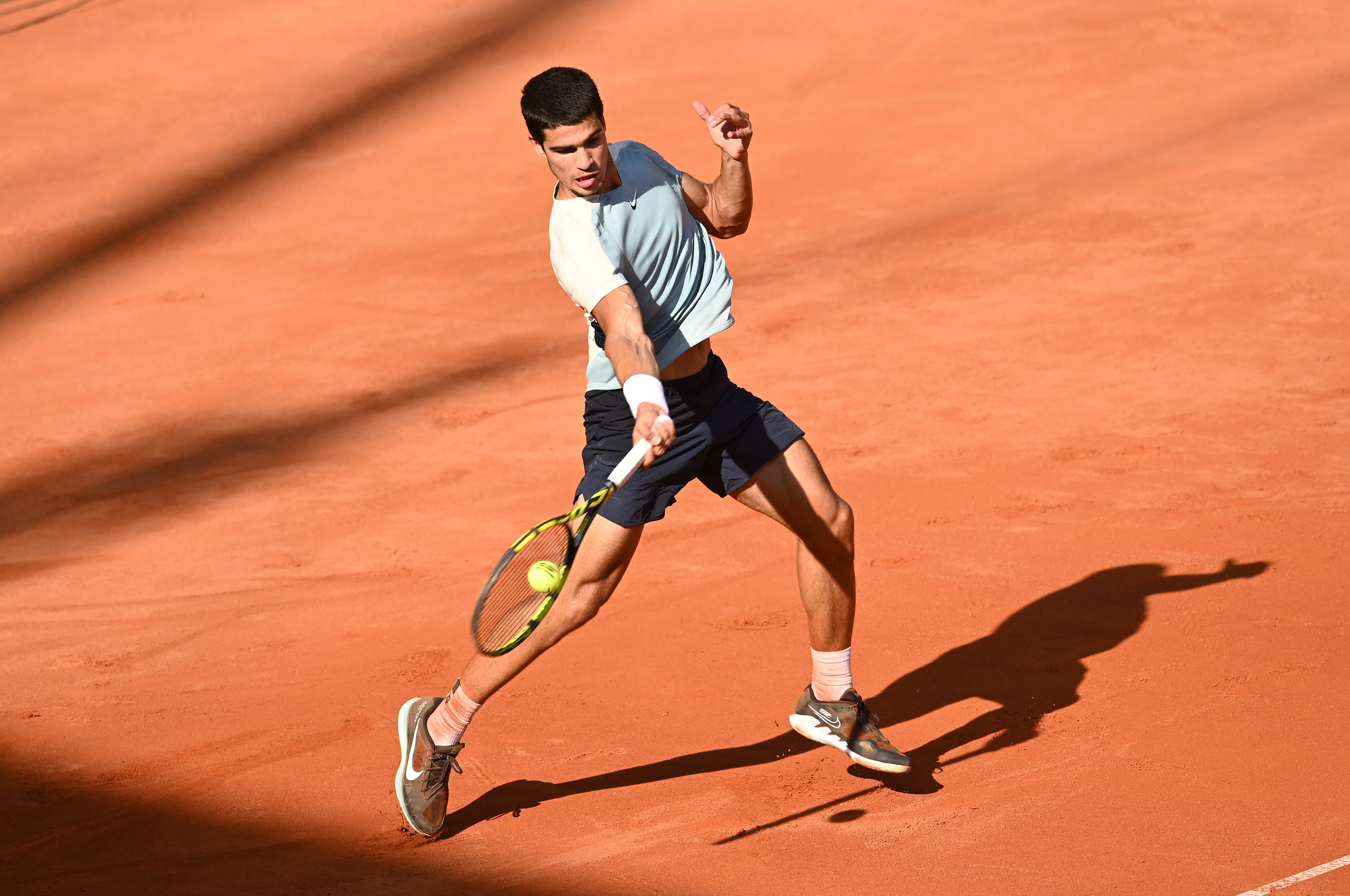 Carlos Alcaraz durante un encuentro en Hamburgo (Photo by Daniel Bockwoldt/picture alliance via Getty Images)