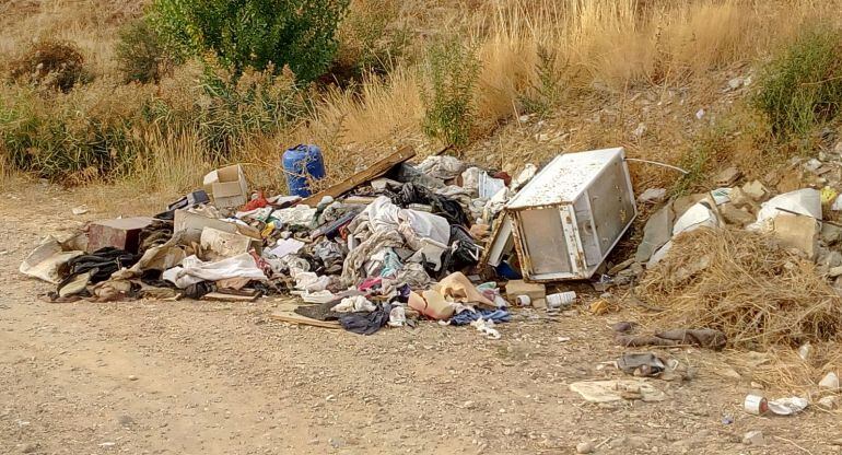 Escombros en el emisario de La Nava