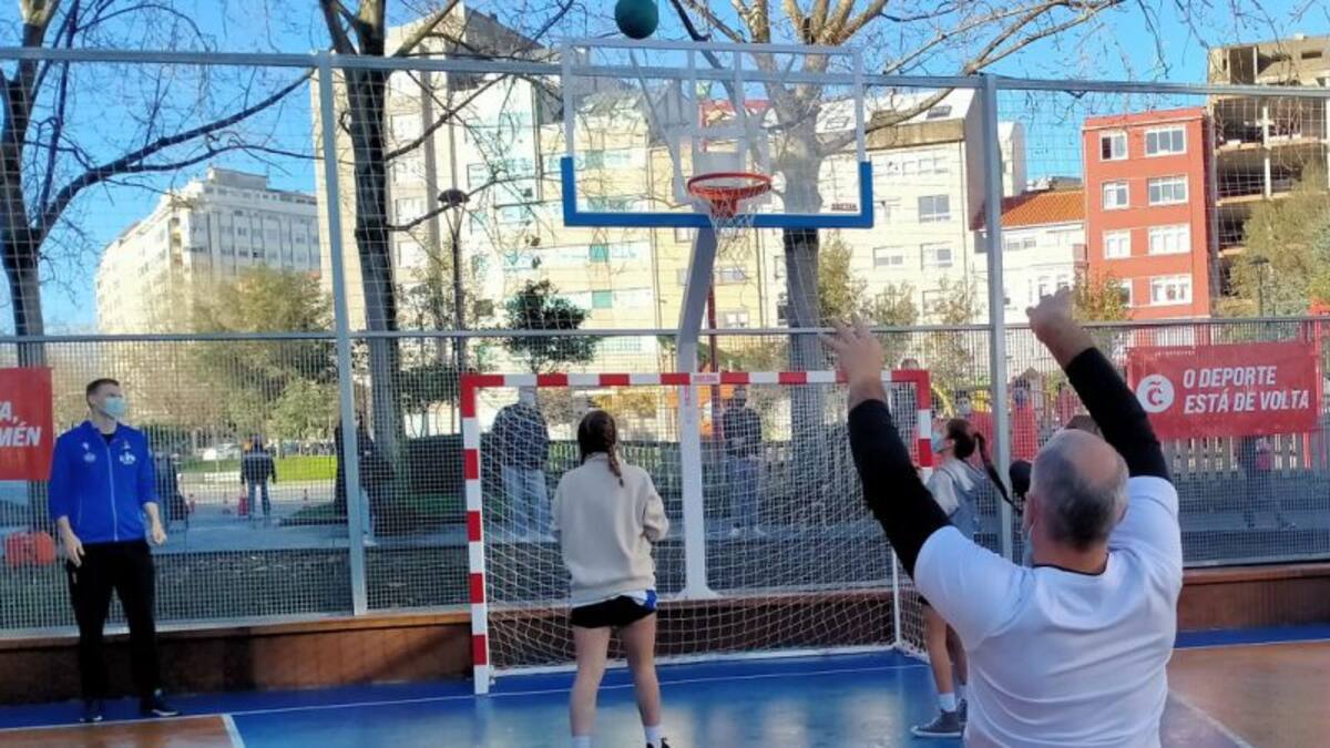 Problemas con la imprimación de la nueva pista deportiva de la plaza de la Tolerancia